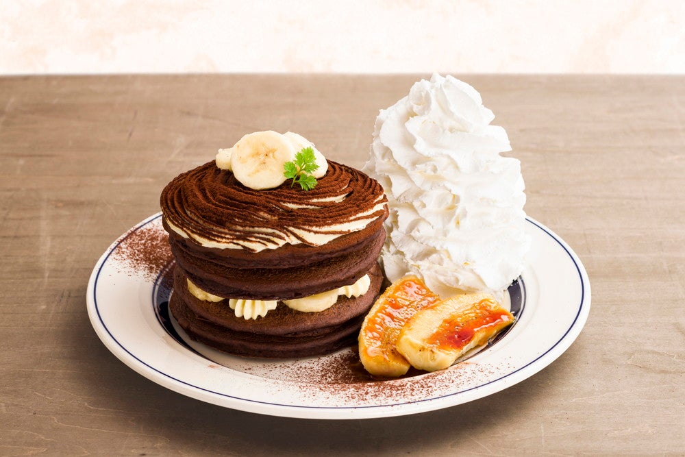 エッグスンシングス新作「ティラミスバナナパンケーキ」濃厚クリーム×ほろ苦ココアのハーモニー