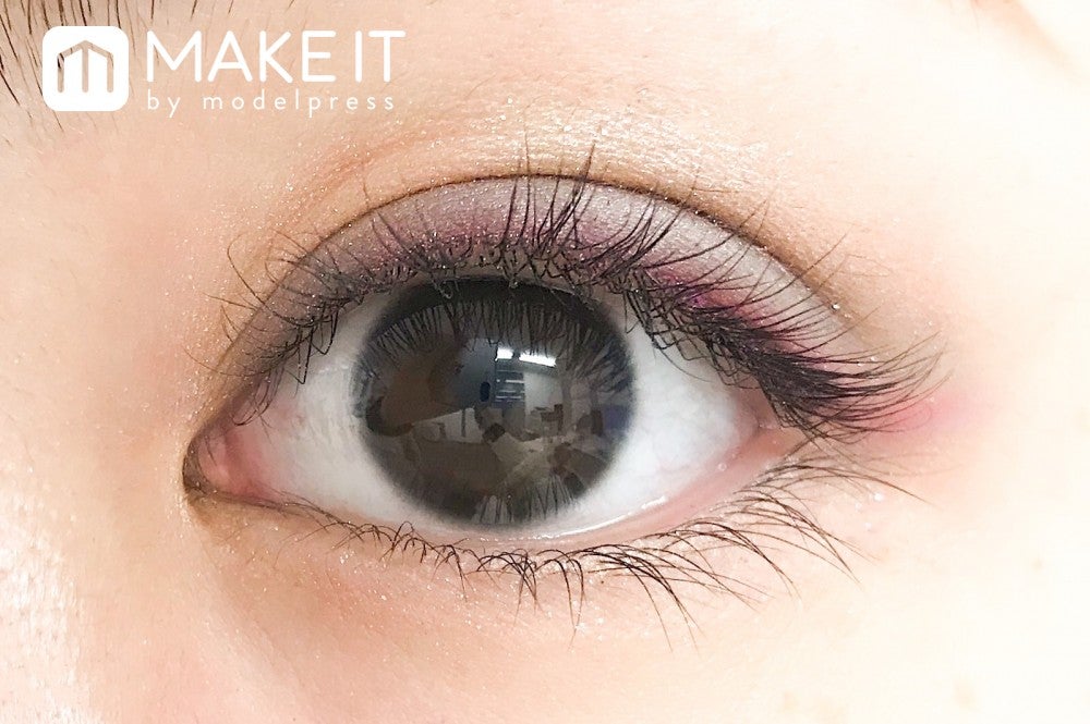 BE384 コルク＋BK922 黒蜥蜴、VI482 トワイライトをアイラインのように (C)メイクイット