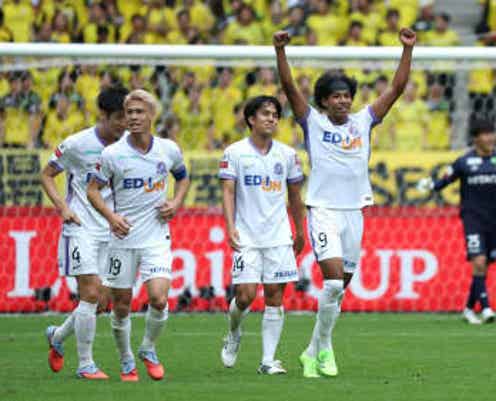 広島が3年ぶり2度目のルヴァン杯制覇!前半圧倒3ゴール 荒木のヘッド弾、東の直接FK、ジャーメインのボレー 故・工藤壮人さんゆかりの一戦で再び栄冠 荒木がMVP獲得