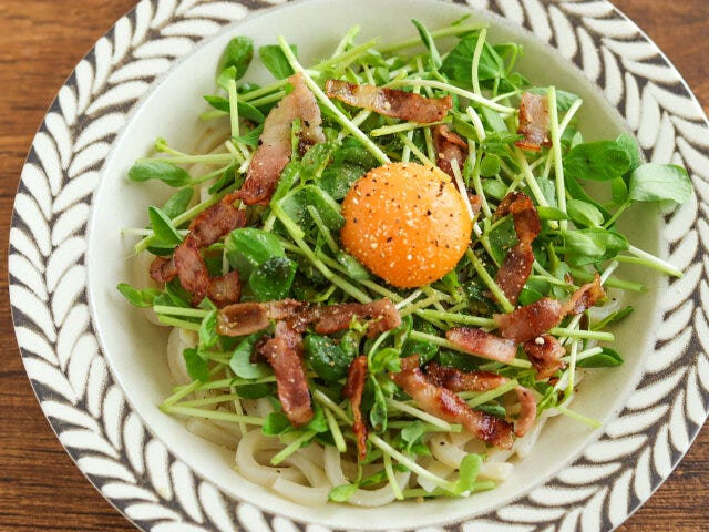 豆苗うどん　卵黄をトッピング