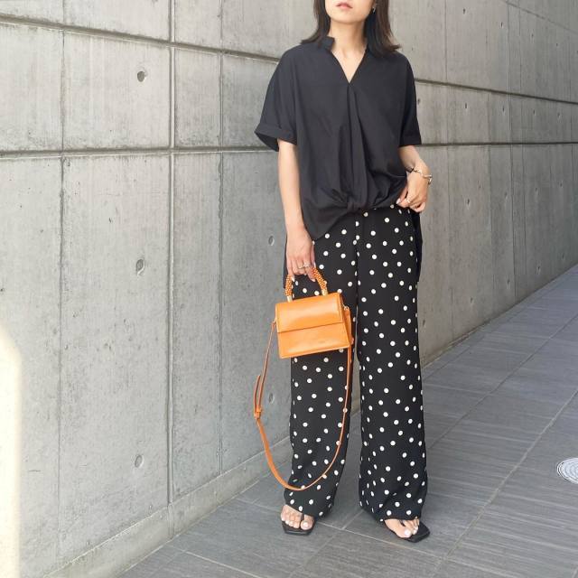 ブラックコーデ ドットパンツ