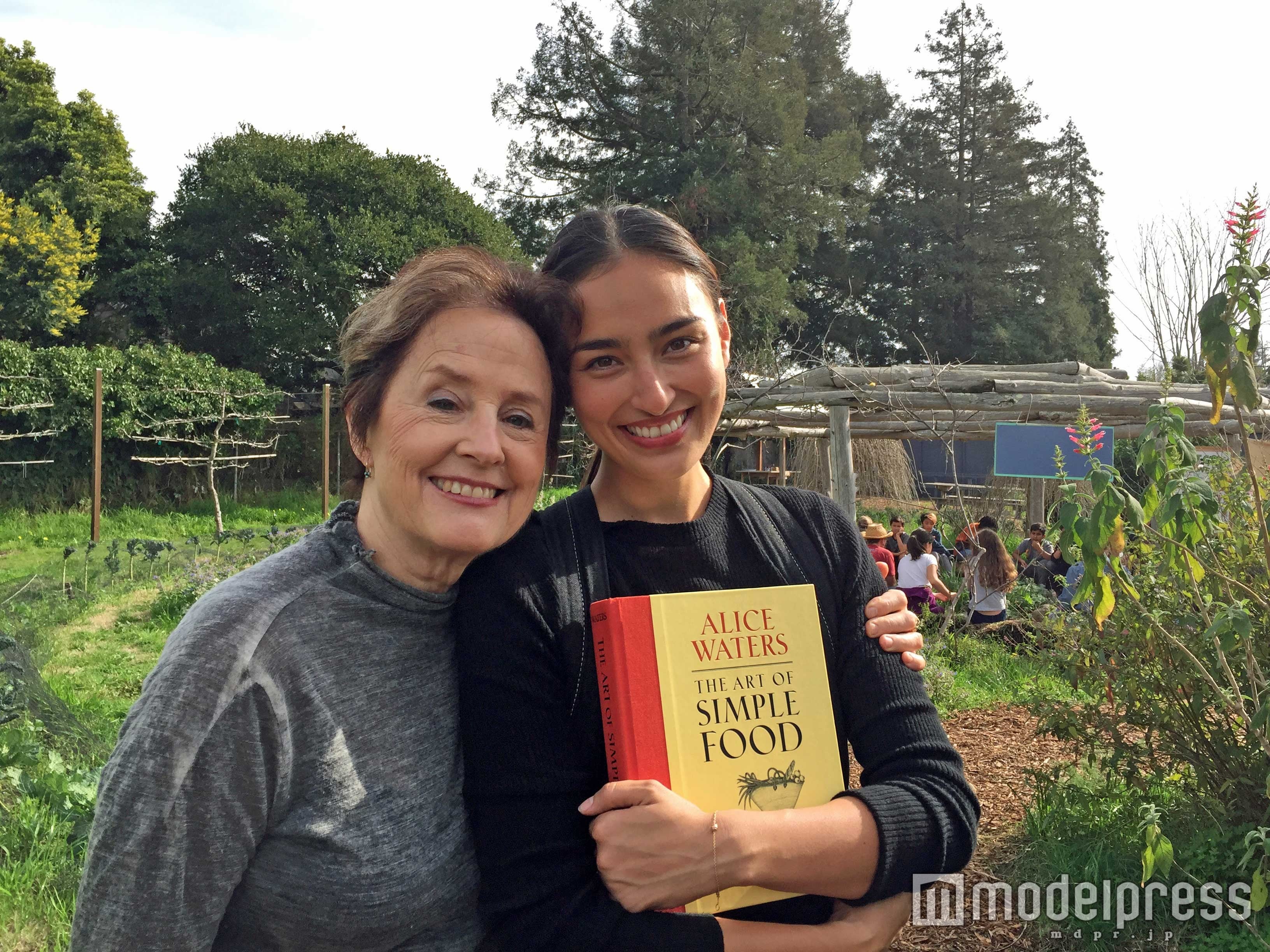 念願かなって憧れの人、アリス・ウォータース（左）との対面を果たした長谷川潤（右）／画像提供：BS朝日