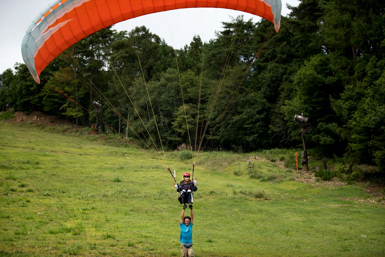 パラグライダーに挑戦（写真提供：MBS）