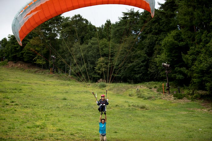 パラグライダーに挑戦(写真提供:MBS)