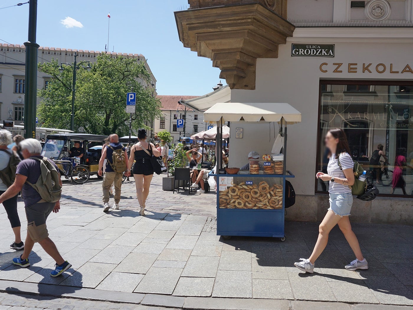クラクフの旧市街で見かけるオブヴァジャネクを売るワゴン