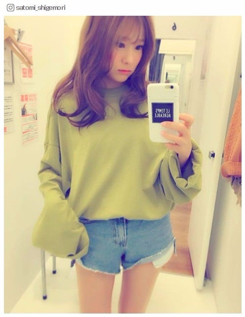 トップスは「DHOLIC」、ショートパンツは「minsshop」/重盛さと美Instagramより