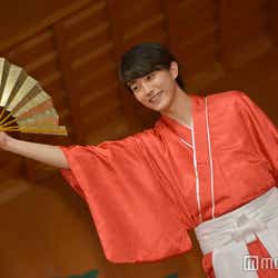 モデルプレス - 杉野遥亮、麗しい紅白の袴姿で「舞」を披露 家族で“驚愕したこと”明かす