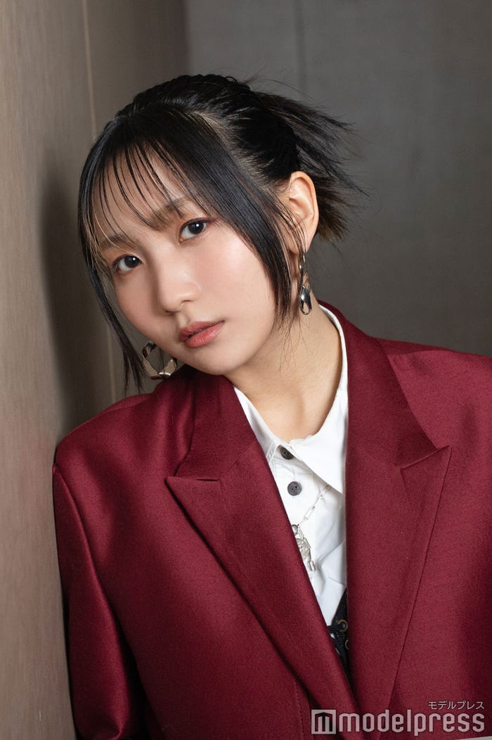 幾田りら/スタイリスト:SHOTA FUNAHASHI(DRAGONFRUIT)、ヘアメイク:YOUCA、ジャケット¥78,100 TAAKK/JOYEUX、ジレ参考商品 77circa、シャツ¥18,920 MAISON SPECIAL/MAISON SPECIAL AOYAMA、スカート¥26,400 PRANK PROJECT/PRANK PROJECT AOYAMA ※その他スタイリスト私物(C)モデルプレス