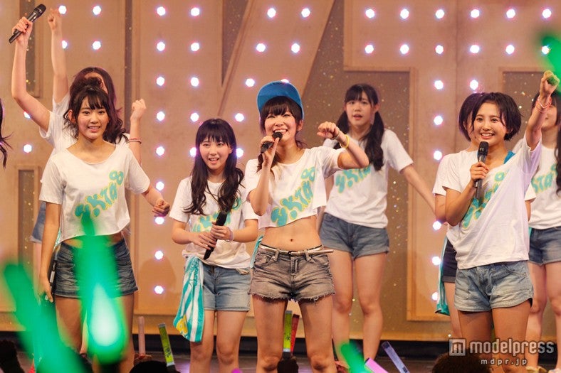 HKT48（C）AKS／手前左から：宮脇咲良、指原莉乃、兒玉遥