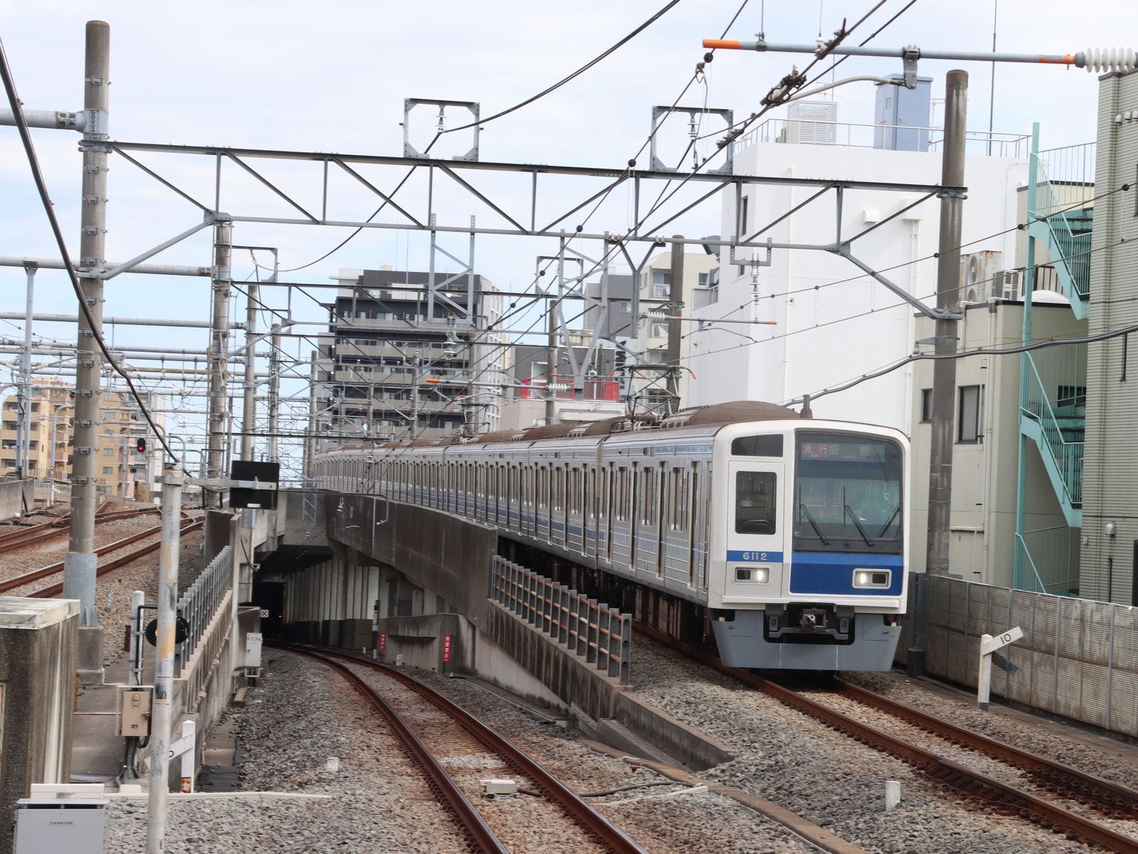 池袋駅始発の西武池袋線電車が練馬駅に到着