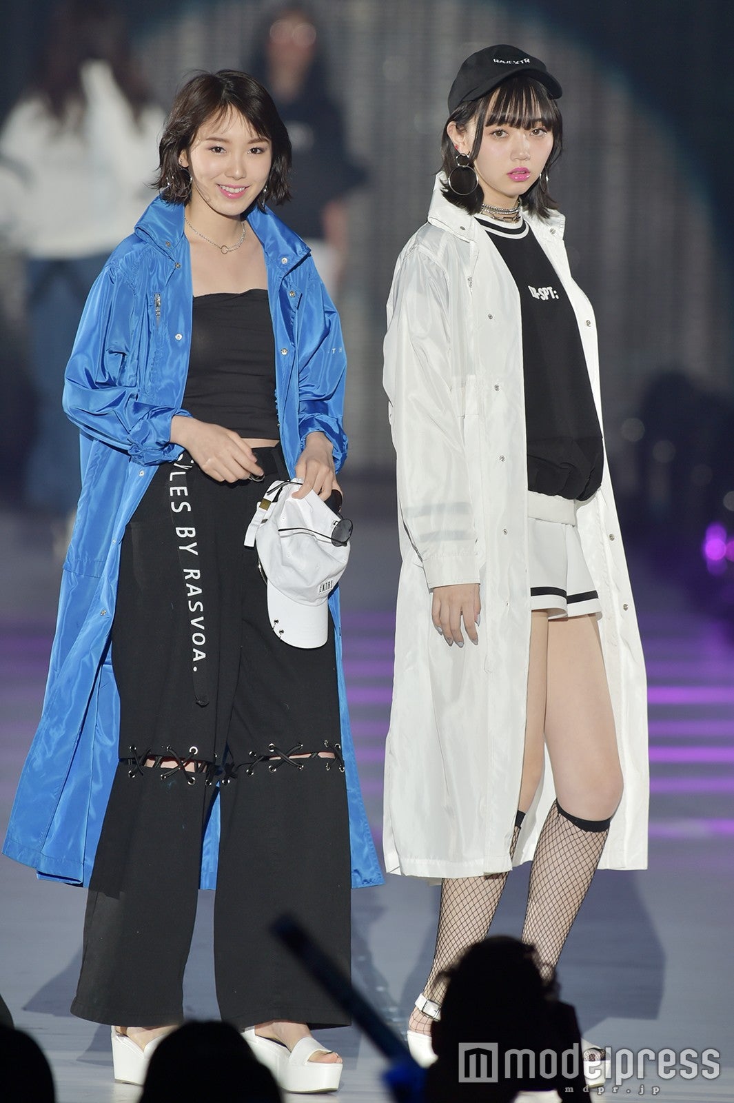 飯豊まりえ＆江野沢愛美、クールな2ショットランウェイに釘づけ！＜関コレ2017S／S＞
