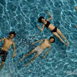 水面に浮かぶ4人（左から）斎藤工、池松壮亮、成海璃子、遠藤新菜（C）2015 「無伴奏」製作委員会