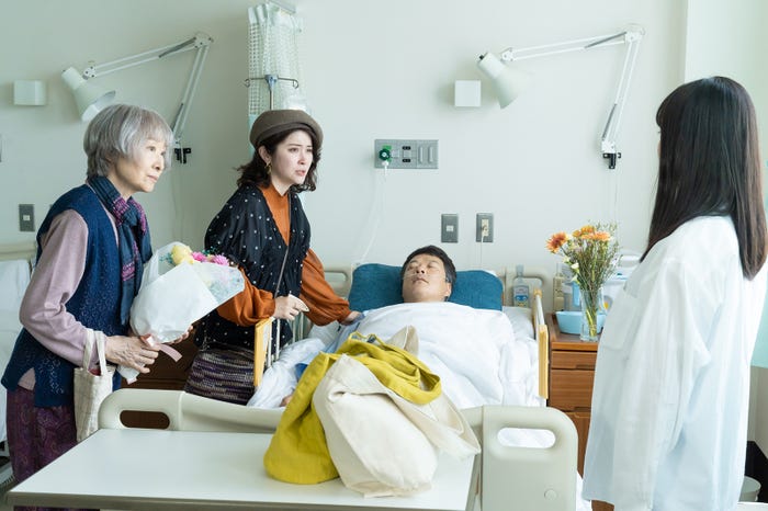 三田佳子、宮澤エマ、田中哲司、菅野美穂「ゆりあ先生の赤い糸」第1話より(C)テレビ朝日