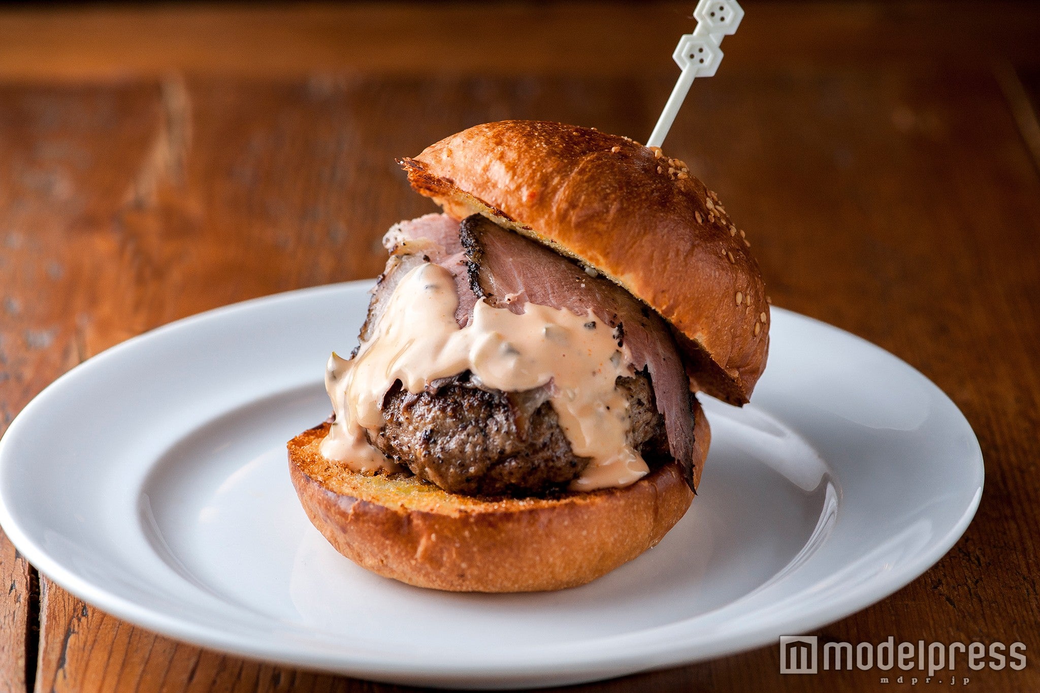 バビーズ ニューヨーク アークヒルズ「スモークビーフパストラミバーガー」／画像提供：森ビル