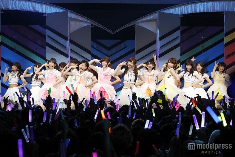 白石麻衣ら乃木坂46、サプライズ発表に号泣