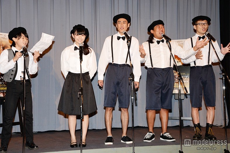 劇中歌を合唱／（左から）松井月杜、滝口ひかり、ロバート山本博、秋山竜次、馬場裕之