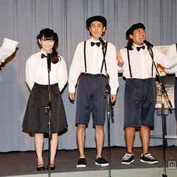 劇中歌を合唱／（左から）松井月杜、滝口ひかり、ロバート山本博、秋山竜次、馬場裕之