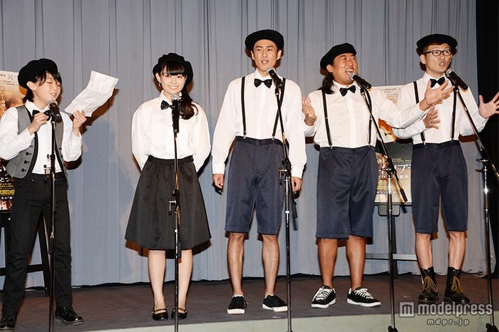 劇中歌を合唱/(左から)松井月杜、滝口ひかり、ロバート山本博、秋山竜次、馬場裕之