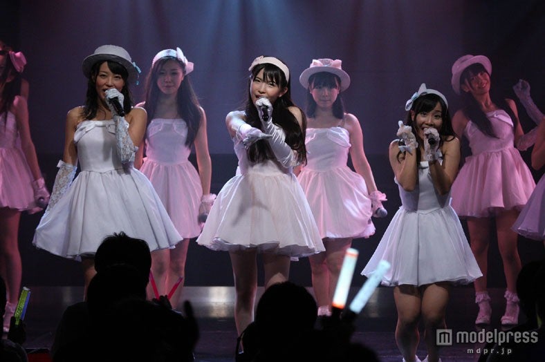 「体育館で朝食を」（C）AKS