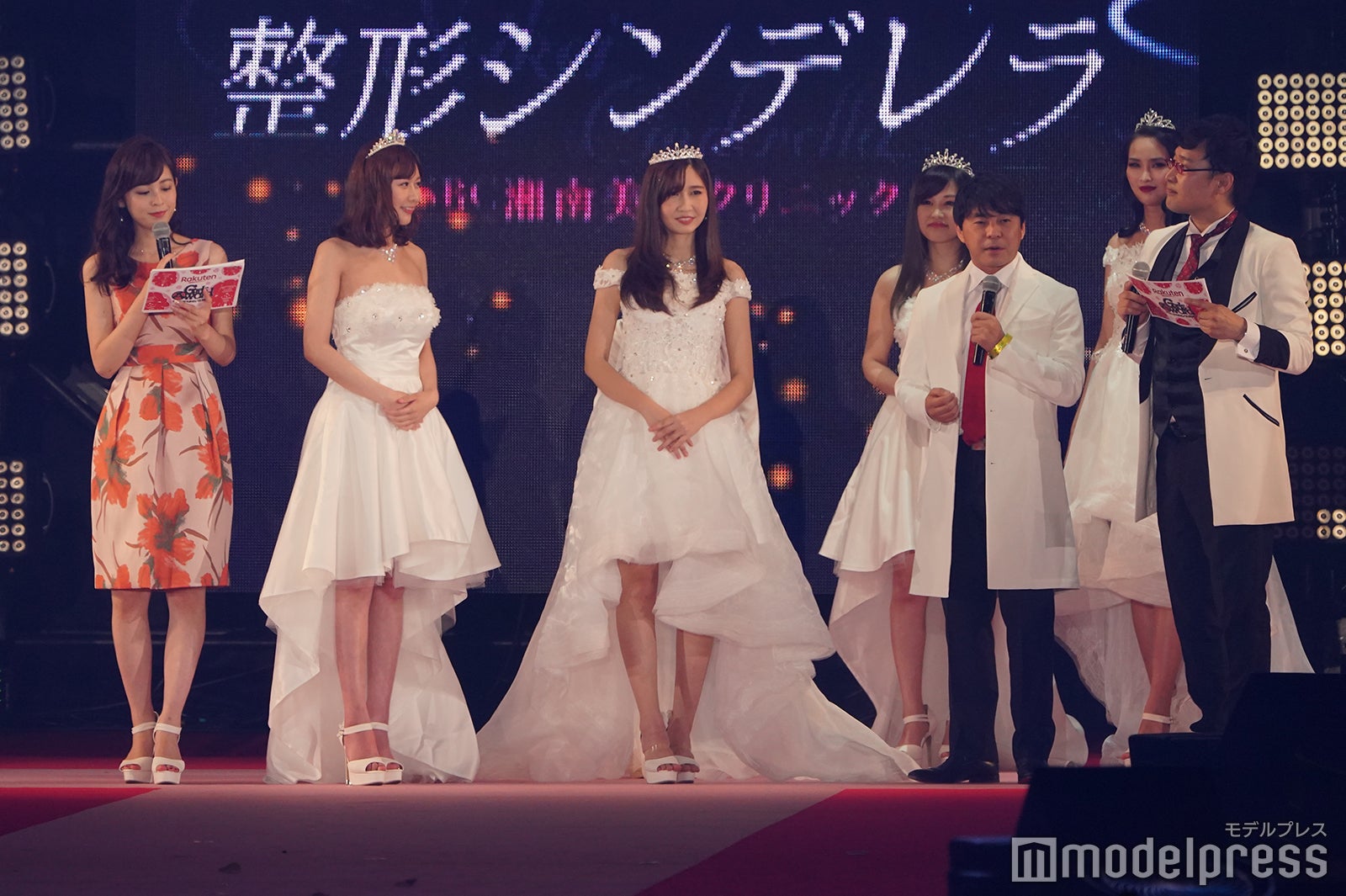 （左から）久慈暁子、赤井田未波さん、グエン・ホン・カム・カインさん、相川院長、山里亮太（C）モデルプレス