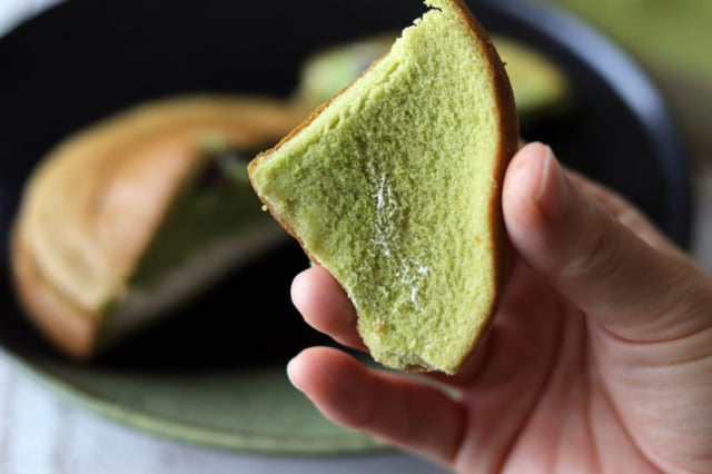 ファミマのダブルクリームサンド抹茶＆ホイップクリーム生地