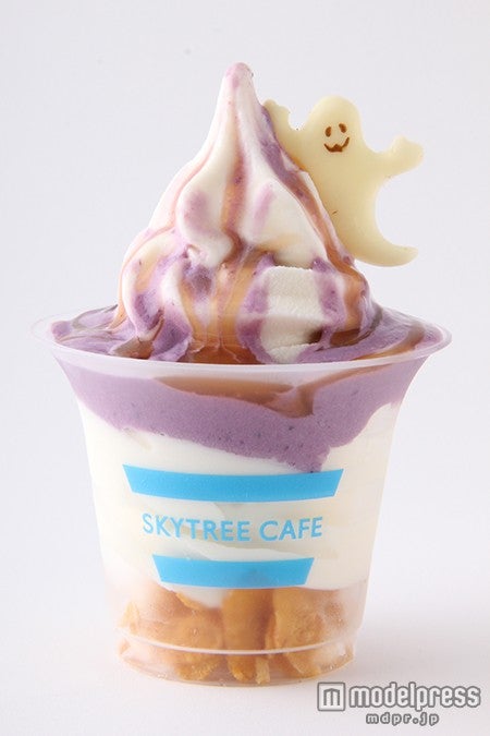 紫いもソフ ト（左）￥550（C）TOKYO-SKYTREE