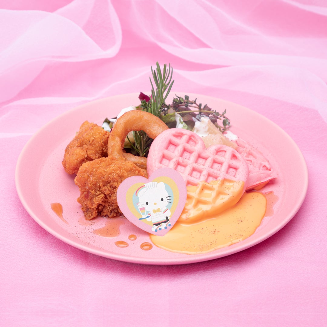 ハートワッフルとメープルチキン税込1,650円（C）2021 SANRIO CO．，LTD．