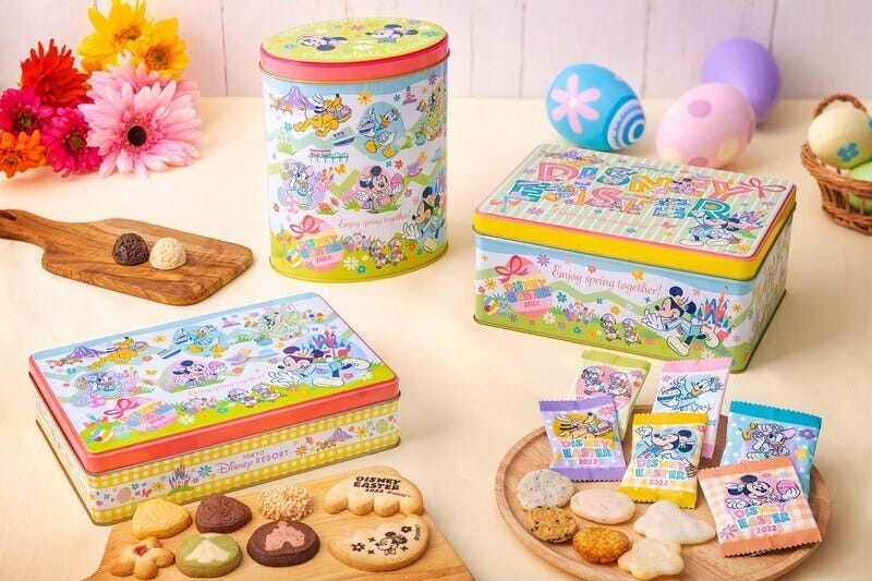 春らしいイースターデザインの缶に入ったお菓子類3種。左下はプリントクッキーがかわいいアソーテッド・クッキー1300円(145g入り)、左上はチョコレートクランチ1700円(ミルク・ホワイト各18個入り)、右はおせんべい1300円(標準50枚入り)