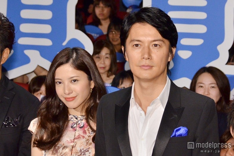 福山雅治（右）、吉高由里子（左）