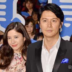 福山雅治(右)、吉高由里子(左)