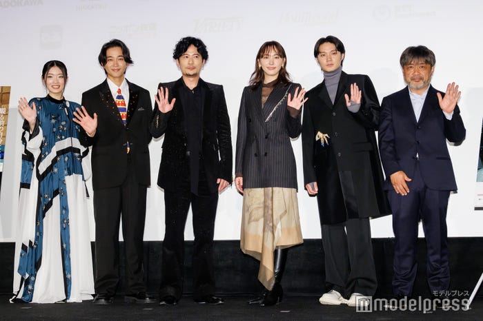 (左から)東野絢香、佐藤寛太、稲垣吾郎、新垣結衣、磯村勇斗、岸善幸監督(C)モデルプレス
