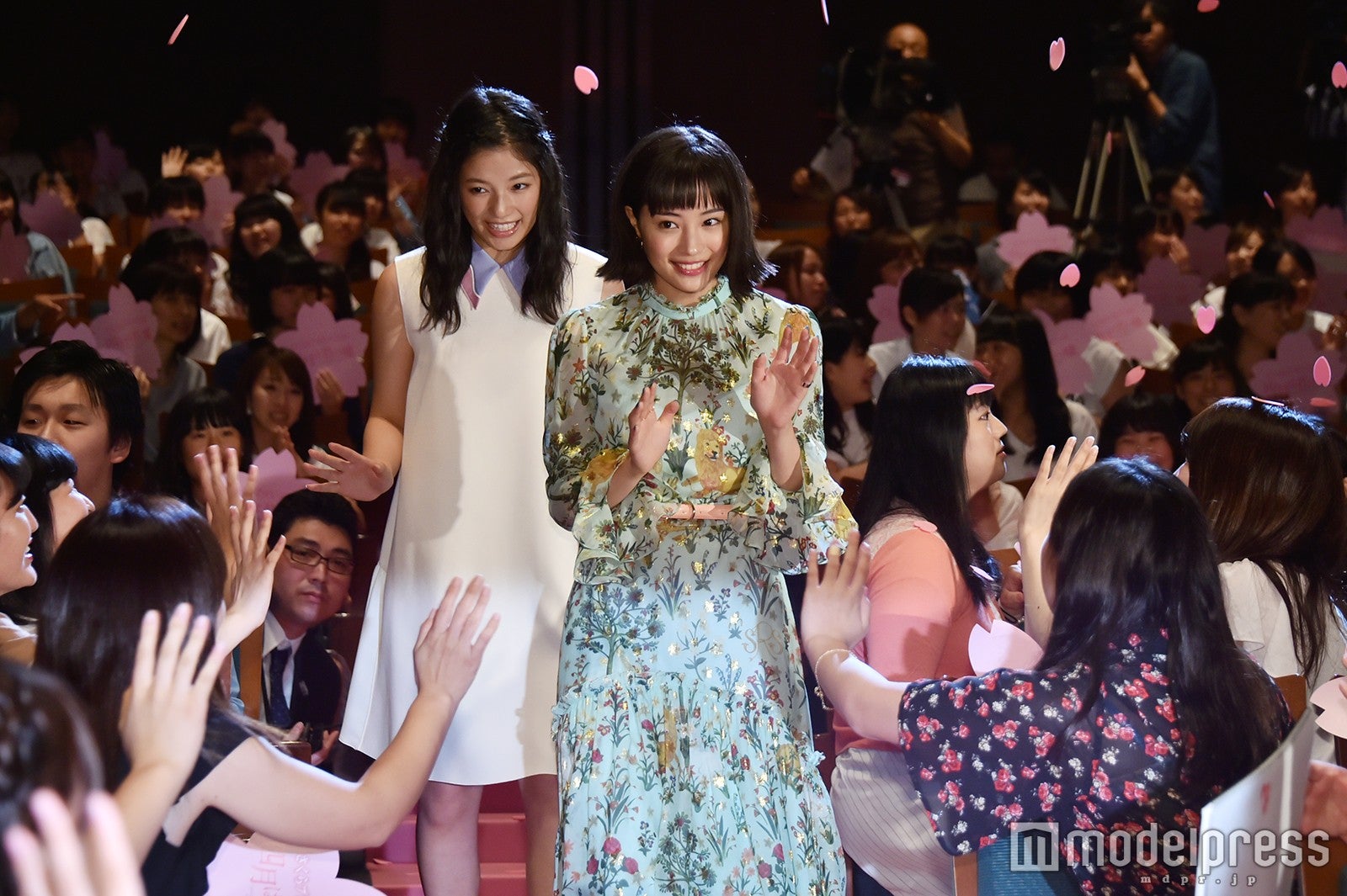 石井杏奈、広瀬すず（C）モデルプレス