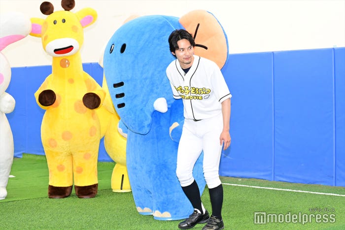 ぞうさんと仲良く手を繋いで入場する水上恒司(C)モデルプレス