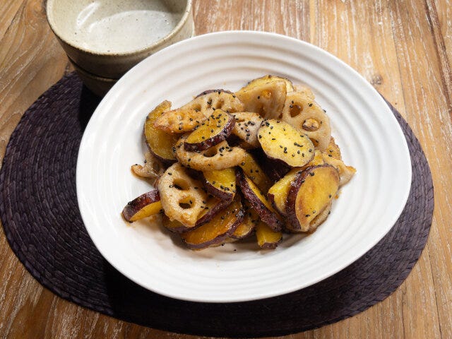 器に盛り付け、黒いりごまを振ったら完成です! 器に盛り付け、黒いりごまを振ったら完成です!