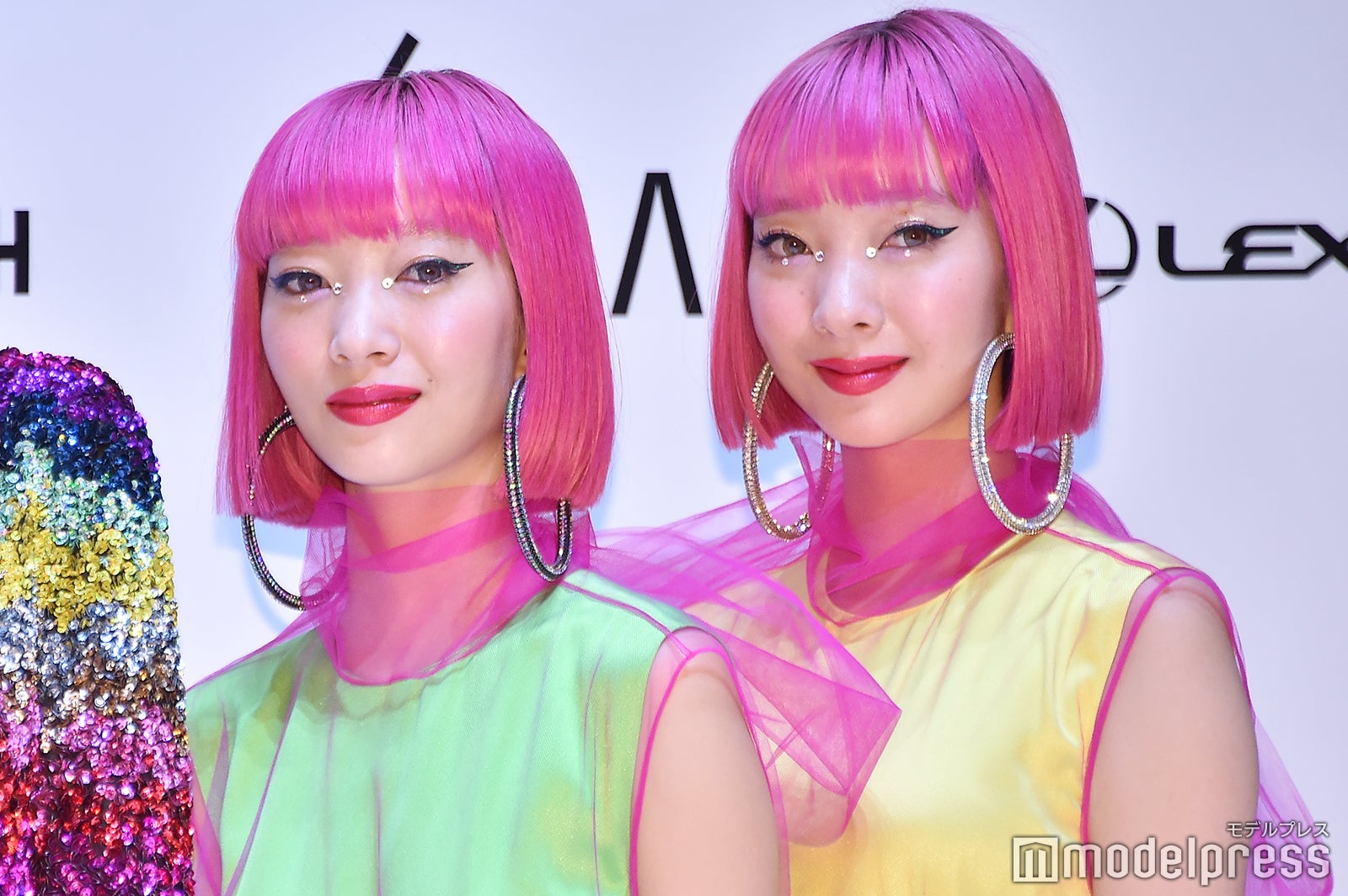 左から：AYA、AMI （C）モデルプレス