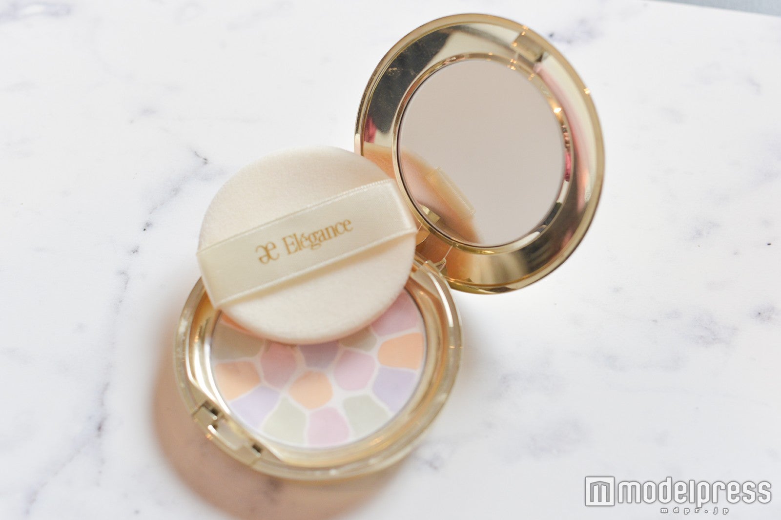 お直し用のエレガンスのお粉は優秀すぎて唯一リピコスメ（C）モデルプレス