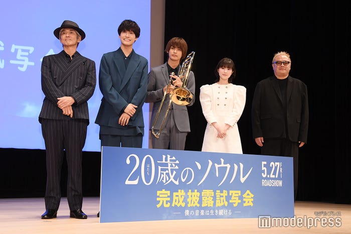 (左から)佐藤浩市、佐野晶哉、神尾楓珠、福本莉子、秋山純監督(C)モデルプレス