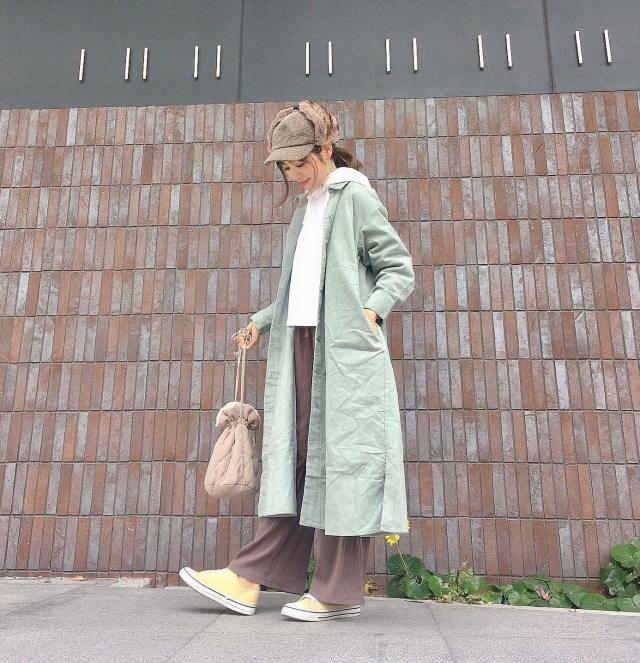 白のパーカーにミントグリーンのシャツワンピを羽織り、黄色のスニーカー、ベージュショルダーバッグ、ファーキャップをコーディネート