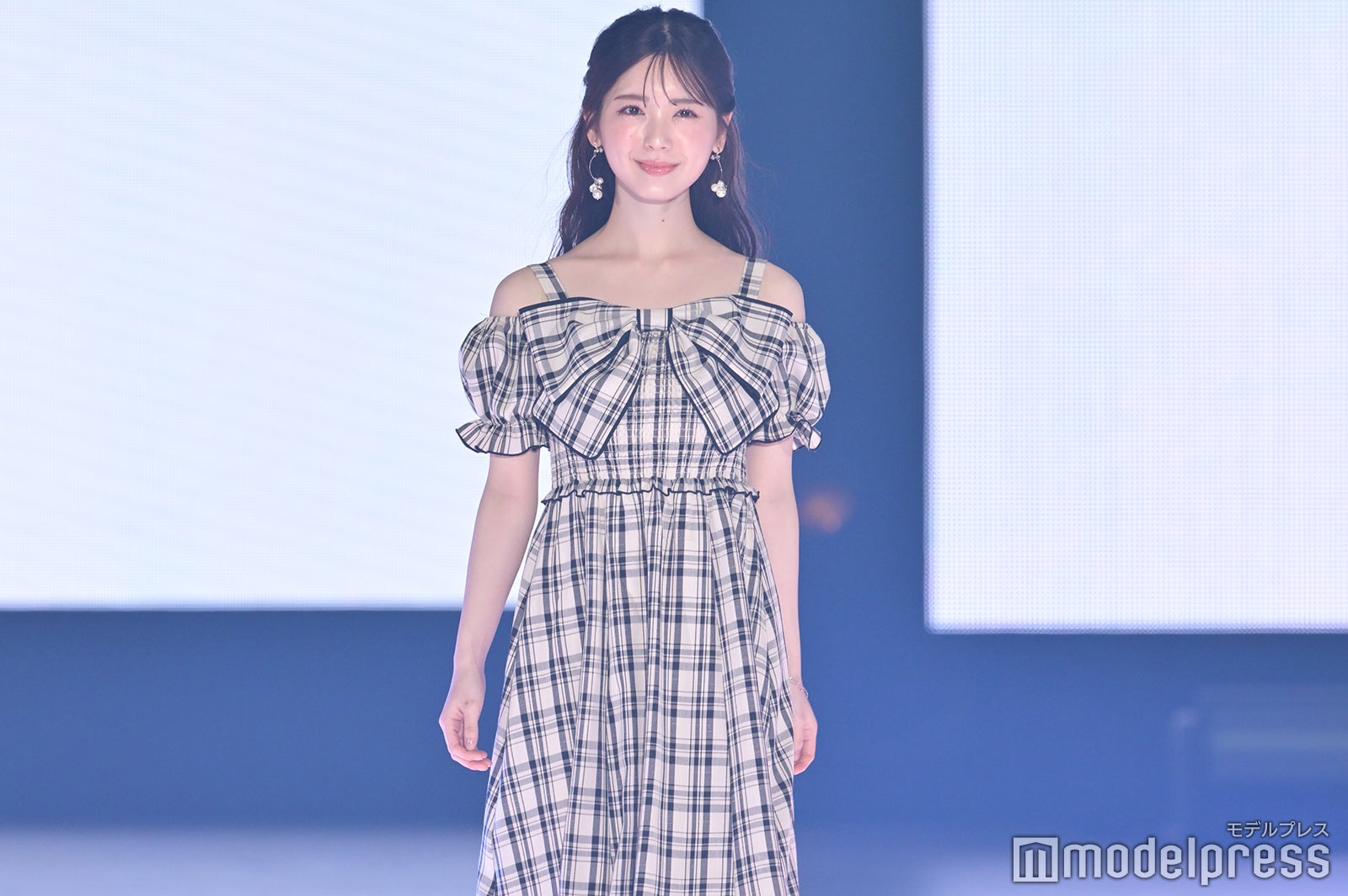 乃木坂46筒井あやめ、圧巻のデコルテライン際立つ夏ワンピ姿