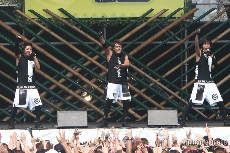 真夏の太陽の下パフォーマンスを繰り広げる数原龍友（Vo）、中務裕太（Performer）、片寄涼太（Vo）（写真提供：MTV JAPAN）