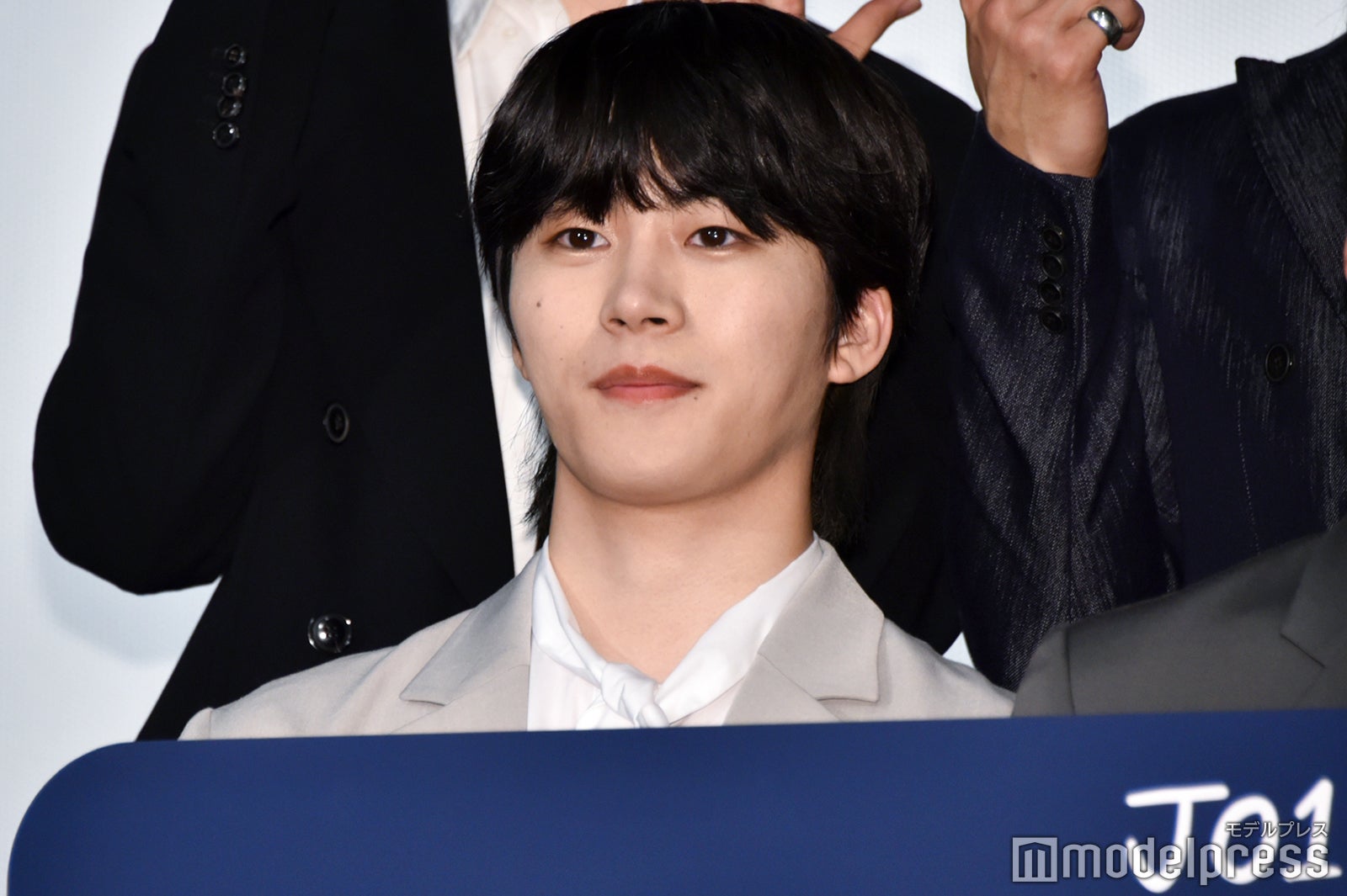 晩御飯に迷う木全翔也 （C）モデルプレス