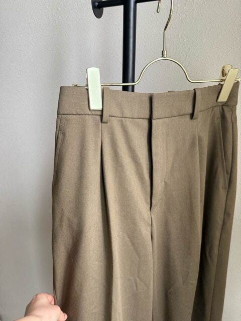 ユニクロ　タックワイドパンツ　OLIVE　ハイウエストのワイドシルエット