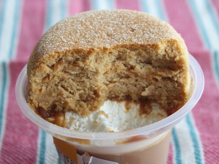 厚みのあるキャラメルスフレの下に、カラメルソース、ホイップクリームが