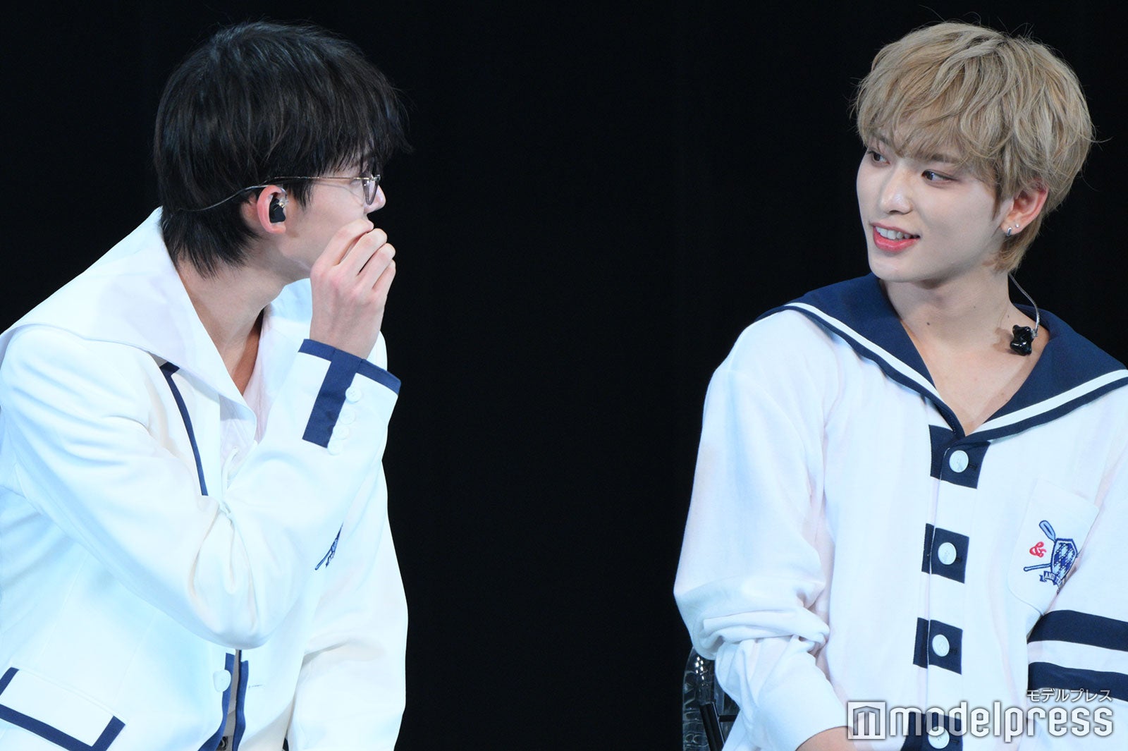 眼鏡を見せるJO（ジョウ）と笑顔で見つめるHARUA（ハルア）（C）モデルプレス