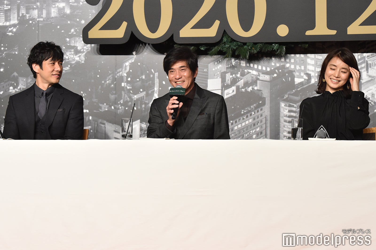 （左から）西島秀俊、佐藤浩市、石田ゆり子（C）モデルプレス