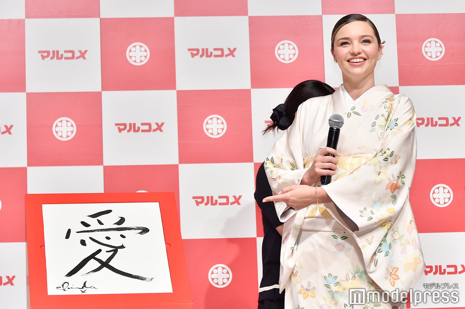 来日中のミランダ カー 着物姿で 初 書き初め 美しさの秘訣は への回答で報道陣沸かす モデルプレス 来日中のミランダ カー 着物姿で 初 書き初め 美しさの秘訣は への回答で報道陣沸かす モデルプレス