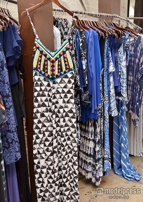 ロングドレスが人気／画像提供：「Planet Blue（プラネットブルー）」