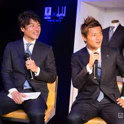 「ALFRED DUNHILL 2013 勝負服Launchイベント」に登場した平野孝氏（左）、播戸竜二選手（右）