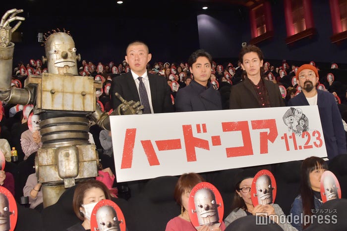 ロボオ(謎のロボット)、荒川良々、山田孝之、佐藤健、山下敦弘監督(C)モデルプレス