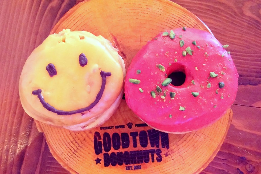 GOOD TOWN BAKEHOUSE スマイルマンゴー、ラズベリーピスタチオドーナツ